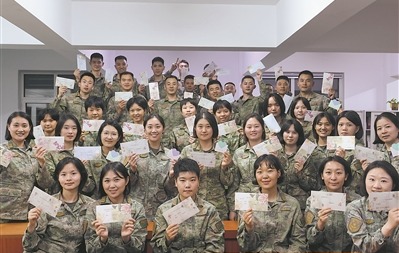 该旅通信连官兵展示写给“伊木河模范边防连”战友的信。